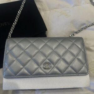 BNWB CHANEL classic wallet on chain WOC silver/pale blue leather iridescent